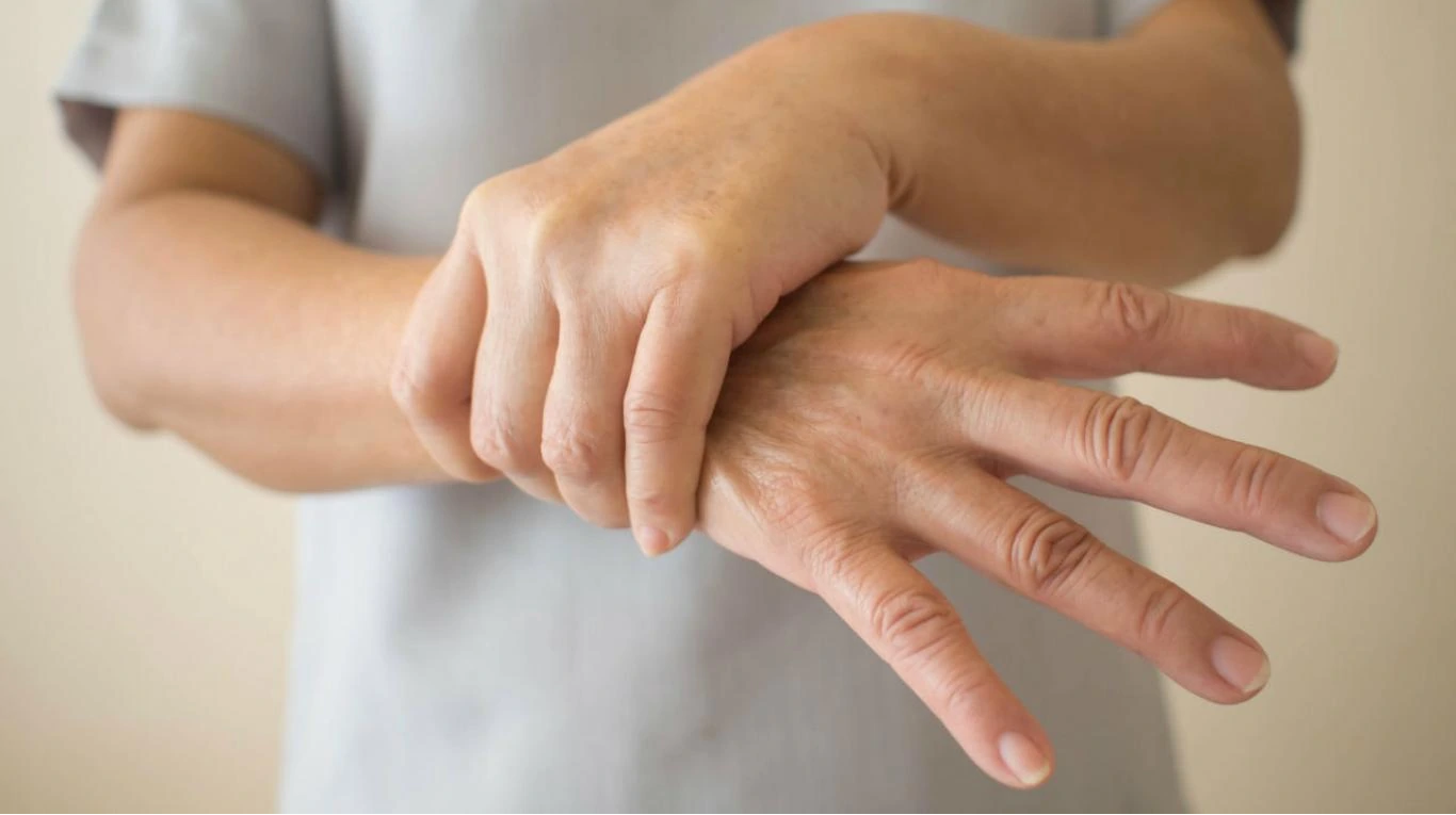 Así funciona guante creado por un colombiano para controlar los temblores del Parkinson