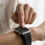 close-up-elegant-businesswoman-with-smartwatch