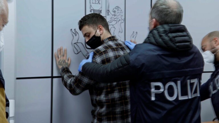 STOP BORDER CONTROL ROMA - EP101 - PIC-06