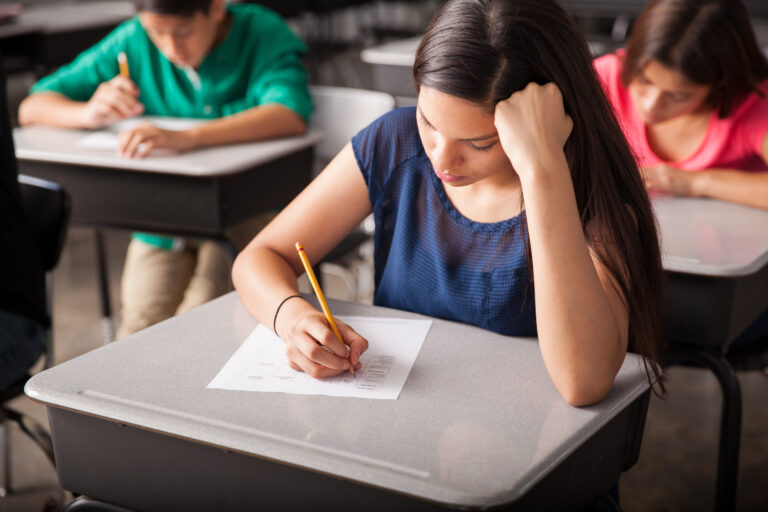 estudiantes examen